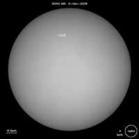 Une image récente de la surface du Soleil dans le visible. Pour donner l'échelle, on donne les tailles de la Terre et de Jupiter. Crédit : ESA/NASA Solar and Heliospheric Observatory (SOHO)