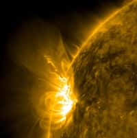 Avec SDO les astronomes peuvent désormais étudier en haute résolution les phénomènes magnétiques qui agitent le Soleil et suivre ses éventuelles fluctuations de diamètre avec une très grande précision. Crédit Nasa
