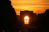 Le Soleil se couche sous l'Arc de Triomphe ; image réalisée depuis la place de la Concorde le 8 mai 2009. Crédit J-Y Sardelli
