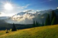 Les rayons du soleil sont plus violents en altitude. Ici, les Tatras, une chaîne de montagnes à cheval sur la frontière entre la Pologne et la Slovaquie. © aboutfoto, Fotolia