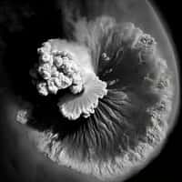 En janvier 2022, le volcan sous-marin Hunga Tonga entrait en éruption dans l’océan Pacifique, projetant d'énormes quantités de cendres et de gaz dans la haute atmosphère. © Jamie Perera, Midjourney, ESA