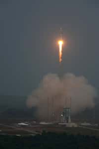 Beau décollage, sous la pluie, du lanceur russe Soyouz. À cause d'une température d'ergols trop élevée pour procéder aux remplissages (oxygène liquide et kérosène), son lancement avait été reporté de 24 heures. Le prochain tir est prévu en décembre avec le lancement du premier des deux satellites de la constellation Pléiades d’Astrium. © Esa/S. Corvaja, 2011