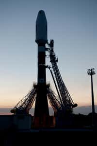 Alors que les satellites Galileo sont en route vers leur position finale, à quelque 23.200 kilomètres d’altitude, le lanceur russe Soyouz se prépare à une nouvelle mission depuis la Guyane. Cette fois, la fusée devra mettre en orbite mais six satellites, dont Pléiades. © Esa/S. Corvaja