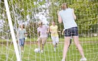 L'étude montre une réduction de 26 % de l'obésité, en pratiquant deux sports collectifs. Basket, foot, rugby, handball... Il y a le choix ! © Phovoir