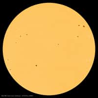 Le Soleil (photographié par la sonde SDO le 5 janvier 2013 dans le domaine visible) est actuellement couvert de taches, signe d'un maximum d'activité imminent. © SDO Science Team, Nasa