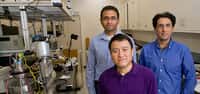 L'ingénieur&nbsp;Shanhui Fan au centre est le leader du projet. Derrière, ses deux doctorants impliqués dans le projet,&nbsp;Aaswath Raman (à gauche) et&nbsp;Eden Rephaeli (à droite).&nbsp;©&nbsp;Université de Stanford