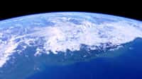 La stratosphère correspond à la deuxième couche de l’atmosphère terrestre. Elle est située entre une dizaine (8 à 15) et une cinquantaine de kilomètres d’altitude, c'est-à-dire entre la troposphère, juste en dessous d'elle, et la mésosphère, qui la chevauche. La stratosphère joue un rôle majeur dans les températures à la surface de la Terre. © Nasa