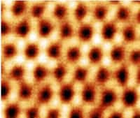 Le microscope à effet tunnel révèle une image d'une couche mince de silicène présentant un agencement en nid d'abeilles des atomes de silicium sur une surface d'argent (Ag 111). © P. Vogt (TU Berlin) et G. Le Lay (Marseille)