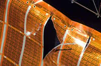 Gros plan sur la déchirure du panneau solaire. Crédit NASA.