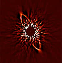 Dans le proche infrarouge (1,6 micron), l'image de l'anneau de débris autour de l'étoile HR 4796 A. Le traitement de l'image a soustrait l'étoile centrale. © National Astronomical Observatory of Japan