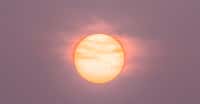 À la faveur d’un ciel rempli des fumées de feux de forêt, par exemple, des taches solaires peuvent être observées à l’œil nu. © MotionPixxleStudio, Adobe Stock