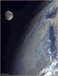 La Terre et la Lune saisies au mois de mars par le satellite russe Elektro-L1. © NPO Lavochkin
