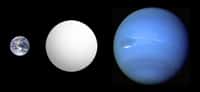 Une comparaison de la taille de Neptune (à droite) avec la Terre (à gauche) et au centre GJ 1214 b. © Aldaron-Wikipédia