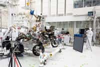 Avant son départ pour Mars, le rover de la Nasa, Perseverance, a subi une série de tests. Ici, les ingénieurs testent des caméras sur le haut du mât et le châssis avant du rover. © JPL-Caltech, Nasa