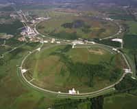 Une vue aérienne du Fermilab, à Batavia (Etat de l'Illinois) et des deux anneaux du Tevatron. Crédit : Fermilab