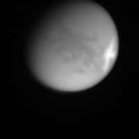 Cassini vient de photographier les plus grands nuages jamais observés sur Titan. © Nasa/JPL/Space Science Institute 
