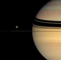 Titan et Saturne. Cette mosaïque a été réalisée à partir de plusieurs images acquises par Cassini en octobre 2007 depuis une distance de 1,5 million de km (Saturne) et 2,7 millions de km (Titan). Crédits Nasa/JPL/Space Science Institute