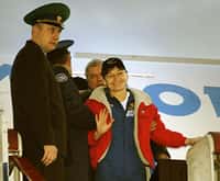 Peggy Whitson à la descente de l’avion qui la ramène à Chkalovsky airport, avant son transfert à la Cité des Etoiles. Crédit Nasa