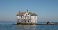C’est la toute dernière maison qui restait sur Holland Island (Maryland, États-Unis). Une île submergée par l’élévation du niveau de la mer et par l’affaissement de la surface des terres. La maison s’est finalement effondrée en 2010. © baldeaglebluff, Wikipedia, CC by-SA 2.0