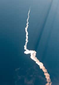 Dans le ciel guyanais, la trajectoire du lanceur Ariane 5 quelques secondes après son décollage. © 2012 Esa-Cnes-Arianespace/Optique vidéo du CSG-S. Martin
