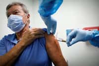 L'ANSM a recensé pour le moment six cas d'effets secondaires sévères suite à la vaccination anti-Covid-19.&nbsp;© Vasilis Asvestas, Shutterstock