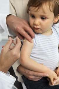 Bientôt un nouveau vaccin qui protègera de la méningite B, induite par le méningocoque, alias Neisseria meningitidis. Les chercheurs de l'étude ont aussi testé l'efficacité et l'innocuité de leur vaccin chez les tout petits, et tout fonctionne comme prévu. Test important puisque la méningite touche fréquemment des jeunes enfants. © Sanofi Pasteur / Pascal Dolémieux, Flickr, cc by nc nd 2.0