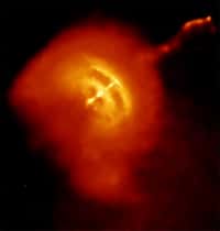 Une image du pulsar Vela situé à environ 800 années-lumière du Soleil. Le jet de matière observé s'étant sur un tiers d'année-lumière et les particules qu'il contient s'y déplacent à la moitié de la vitesse de la lumière. Crédit : Nasa/CXC/PSU/G. Pavlov et al.