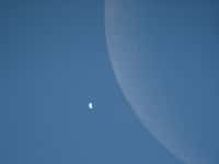 Le croissant de Vénus photographié en plein jour le 18 juin 2007 après son passage derrière la Lune. © Christophe Guesdon/Collège Léo Drouyn