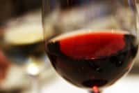 Le vin rouge, composé de tanins, est réputé pour causer une sensation d'astringence, puisqu'il donne une impression de bouche sèche. © Quinn Dombrowski, Wikimédia Commons, cc by sa 2.0