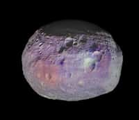 Cette mosaïque d'images combine des vues acquises dans l'infrarouge et le visible. Les couleurs de Vesta mettent donc en évidence les minéraux qui composent la surface de l'astéroïde. Seul hic, si le vert est associé au fer, les scientifiques n'ont pas encore identifié la nature et la composition des éléments indiqués par les autres couleurs. © Nasa/JPL-Caltech/Ucla/MPS/DLR/Ida/PSI