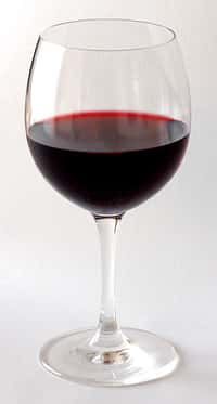 Le vin rouge contient du resvératrol, on suppose que c'est cette molécule qui est associée aux quelques bénéfices observés chez les gens qui boivent régulièrement de faibles doses de cet alcool. Mais tous les avantages du polyphénol ne passeraient pas forcément par le gène Sirt1, puisqu'il a été remarqué que les effets positifs constatés au niveau hépatique et sur le contrôle de la glycémie.&nbsp;© André Karwath, Wikipédia, cc by sa 3.0