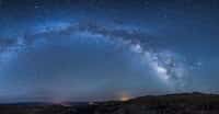 Des astronomes ont découvert un amas d’étoiles jeunes à la périphérie de la Voie lactée. Ces étoiles semblent s’être formées dans le courant magellanique formé par du gaz issu des nuages de Magellan, nos deux galaxies voisines. © Yggdrasill, Adobe Stock