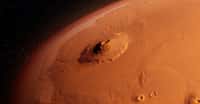 Olympus Mons, ici présenté, est le plus haut volcan du Système solaire. Il culmine à plus de 21.000 mètres au-dessus de la surface de Mars. Ses coulées de lave les plus récentes dateraient de 2 à 3 millions d’années. Mais des chercheurs de l’université de l’Arizona (États-Unis) viennent d’identifier, dans la région d’Elysium Planitia, les traces d’un volcanisme plus récent encore. © SciePro, Adobe Stock