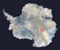 Avec ses 15.000 km2, le lac Vostok, dont la position est indiquée par l'ovale rouge, correspondrait à la plus grande étendue d’eau sous-glaciaire de la planète. Il n’aurait eu aucun échange avec l’atmosphère depuis près de 10 millions d’années. © Nasa