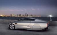 La XL1 en vue d'artiste tout à fait réaliste. On remarque l'aérodynamisme, qui va jusqu'à l'abandon des rétroviseurs, remplacés par des caméras et des écrans. Pour alléger le tout, la carrosserie est en carbone et&nbsp;les roues en magnésium. Quant au&nbsp;réservoir, il ne contient que 10 L de carburant.&nbsp;© Volkswagen