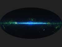 Cette mosaïque composée de 18.000 images dans quatre longueurs d'onde en infrarouge représente le ciel vu du télescope Wise. Plus d'un demi-milliard d'objets célestes y sont visibles dans et autour la bande étroite de notre disque galactique. © Nasa/JPL-Caltech/Ucla  
