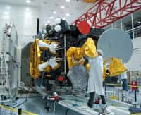 Le satellite Yamal-402 dans les locaux cannois de Thales Alenia Space, quelques jours avant son transfert à Baïkonour, début novembre. L’opération de sauvetage a permis d’amener le satellite sur la bonne orbite deux jours plus tard que prévu. © Rémy Decourt, Futura-Sciences