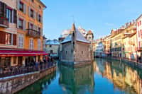 À Annecy, la Venise des Alpes, le niveau d’eau est particulièrement bas. © santosha57, Fotolia