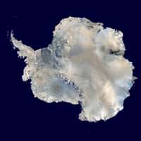 Le continent Antarctique vu du dessus. © Dave Pape, Domaine public