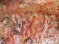 Les mains peintes dans des grottes espagnoles seraient l'œuvre d'une activité familiale.&nbsp;© rrruss, Adobe Stock