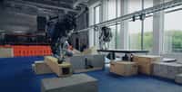 Le robot Atlas peut décider tout seul du comportement à adopter pour passer d’une plateforme à une autre. © Boston Dynamics