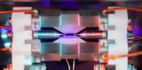 Une vue du piège à ions avec un atome de strontium isolé soumis à un faisceau laser. © David Nadlinger, University of Oxford 