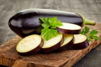 Magnifiques aubergines du potager, un légume d'été. © Mara Zemgaliete, Adobe Stock