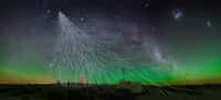 Les rayons cosmiques de hautes énergies proviendraient d'au-delà de la Galaxie. Ici, une vue d'artiste d'une gerbe atmosphérique au-dessus d'un détecteur de particules de l'observatoire Pierre-Auger, sur fond de ciel étoilé. © A. Chantelauze, S. Staffi, L. Bret