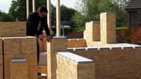 Innovation wallonne, Gablok offre aux autoconstructeurs une alternative aux maisons à ossature bois. Légers, les blocs se manipulent facilement et ne nécessitent pas de gros outillages. © Gablok