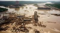 Scène de destruction provoquée par l'effondrement d'un barrage. Image générée par une IA. © mfathur19, Adobe Stock