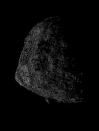 Bennu, un astéroïde géocroiseur potentiellement dangereux de 490 mètres de diamètre, vu ici avec un luxe de détails par la sonde Osiris-Rex, grâce à sa caméra Navcam, le 13 juin 2019, juste après qu’elle se soit placée sur une orbite record de seulement 680 mètres d’altitude. © Nasa/ GSFC / UA / Lockheed Martin
