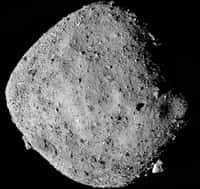 L'astéroïde Bennu vu avec un luxe de détails par Osiris-Rex le 2 décembre, à 24 km de distance. Cette image composite a été créée à partir de douze images prises par la PolyCam de la sonde. © Nasa/Goddard/University of Arizona