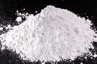 Le blanc de Meudon est une poudre blanche&nbsp;constituée de particules de carbonate de calcium, le composant de la craie. © RHJ, Adobe Stock