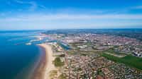 Calais est la ville la plus ensoleillée de France au printemps 2025. © altitudedrone, Adobe Stock